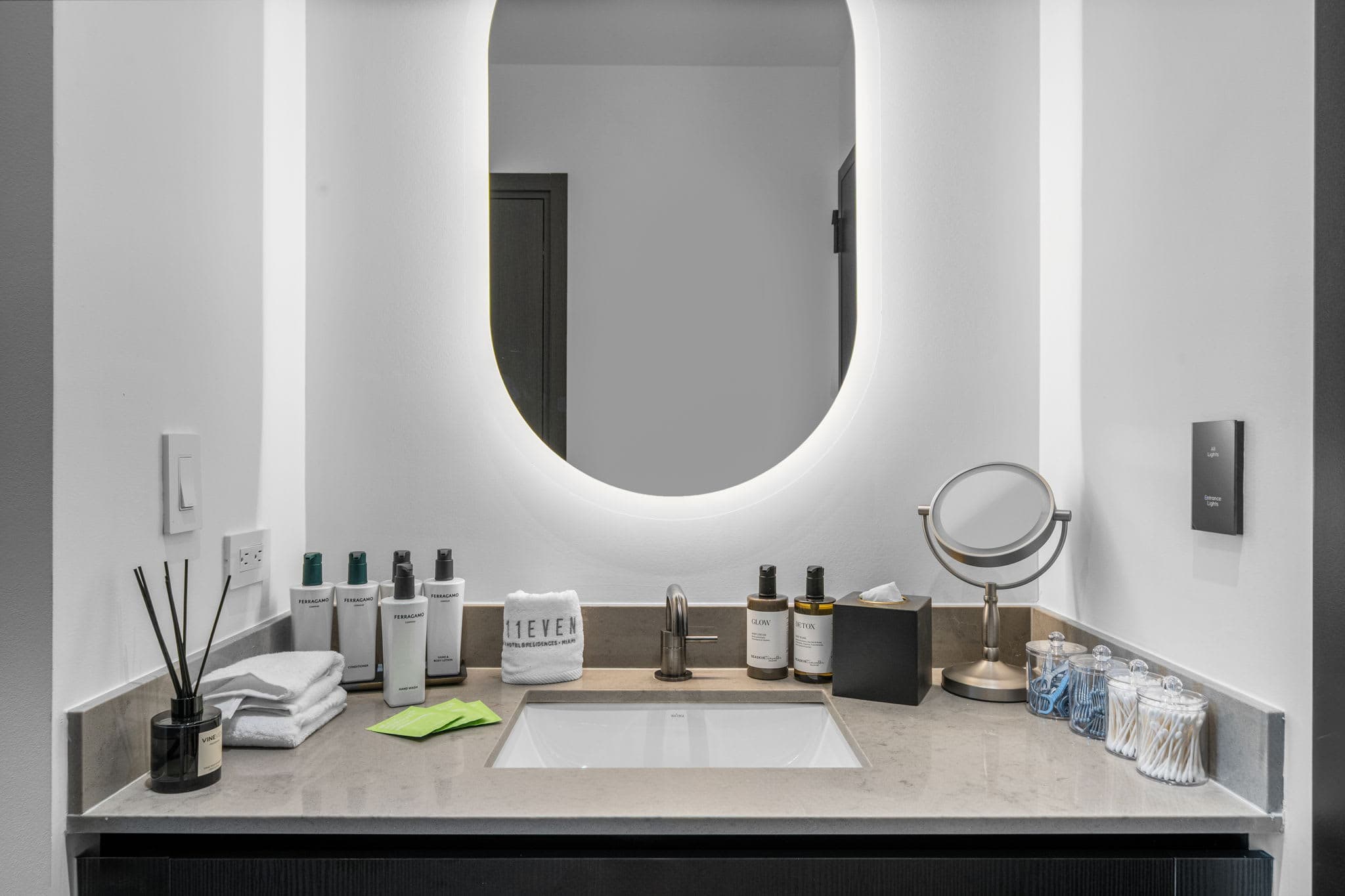 Luxury 49th Floor at E11EVEN w/ Rooftop Pool & Gym