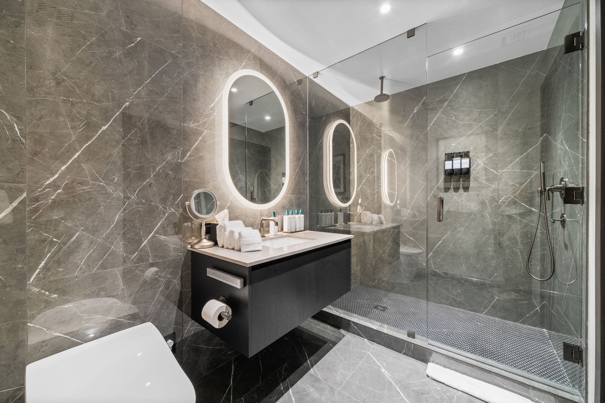 24th Floor E11EVEN | Luxury Studio + Rooftop Pool