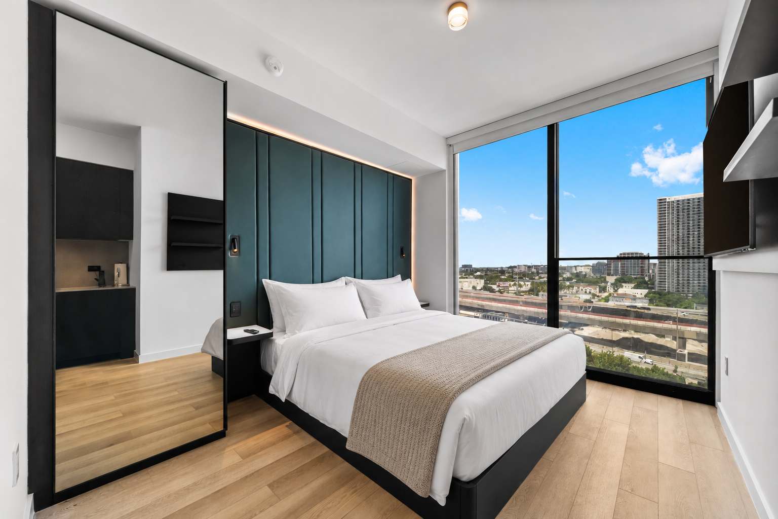 E11EVEN Studio Suite with Rooftop Pool & City Views