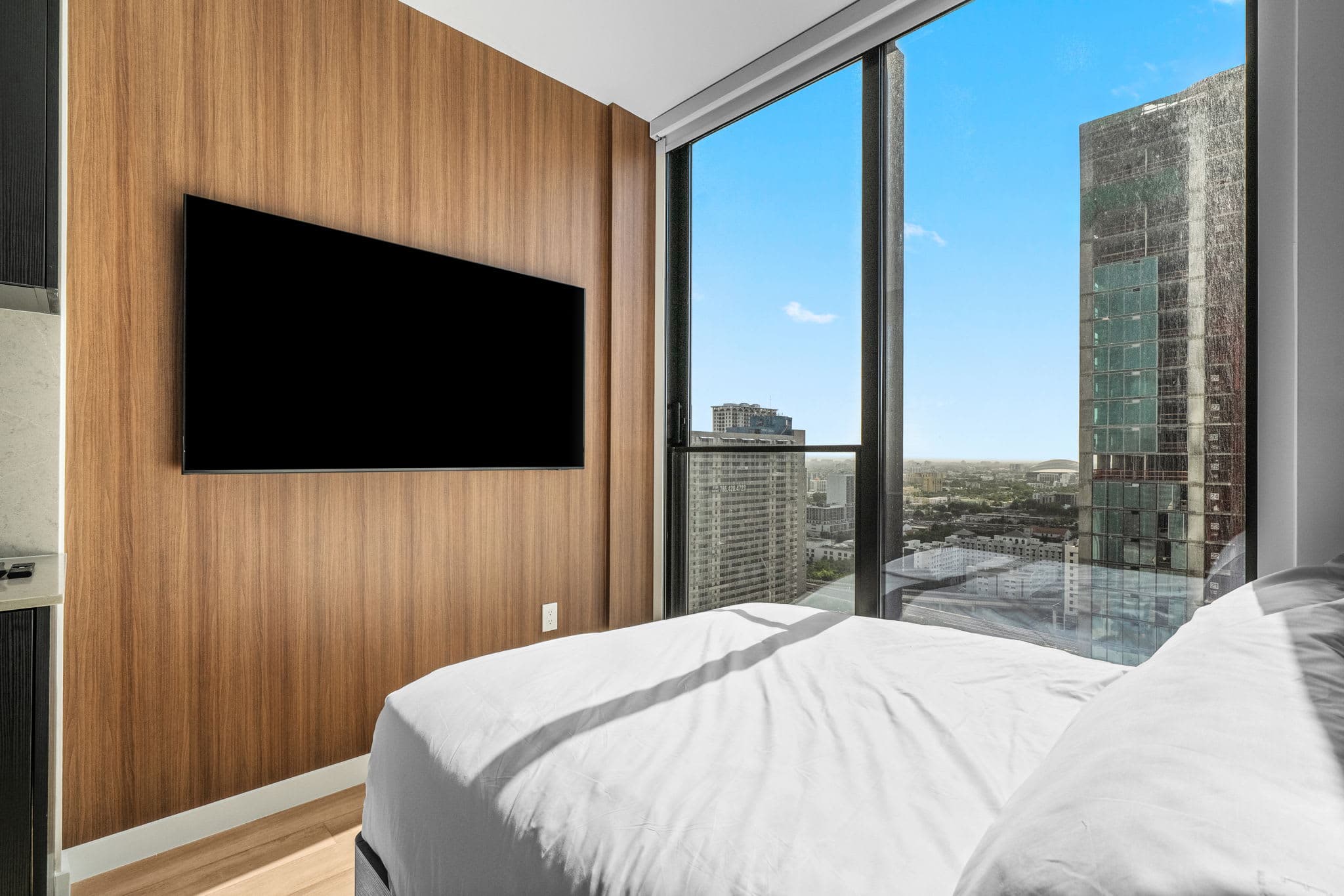 Luxury 26th Floor Studio E11EVEN with Rooftop Pool