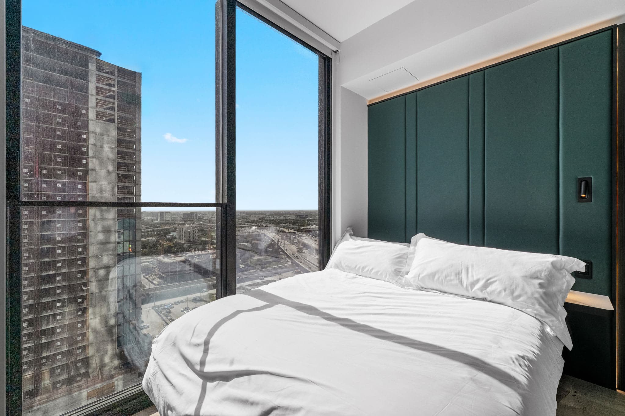 Luxury 26th Floor Studio E11EVEN with Rooftop Pool