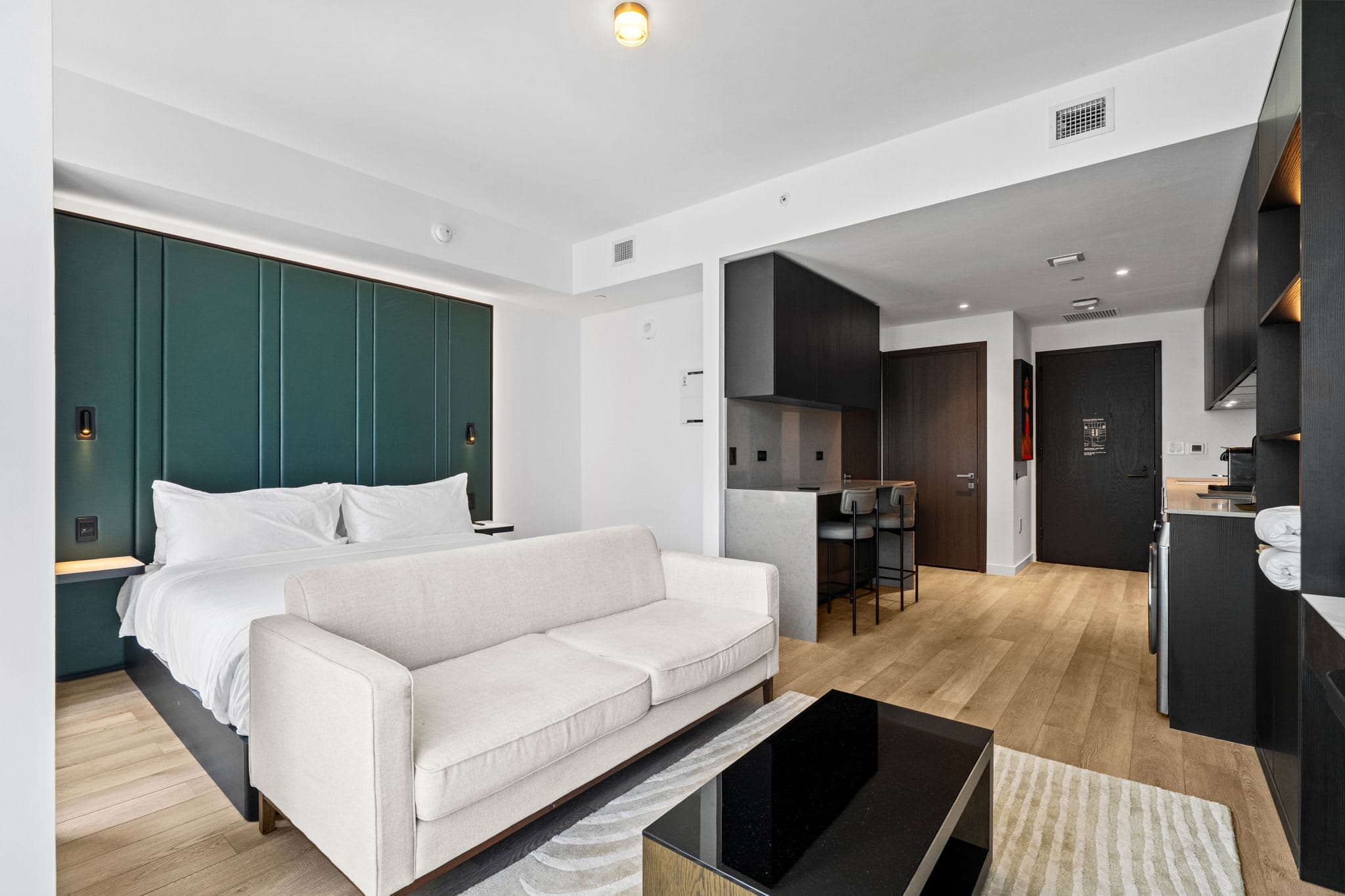 Luxury E11EVEN Suite with Elite Pool & Views