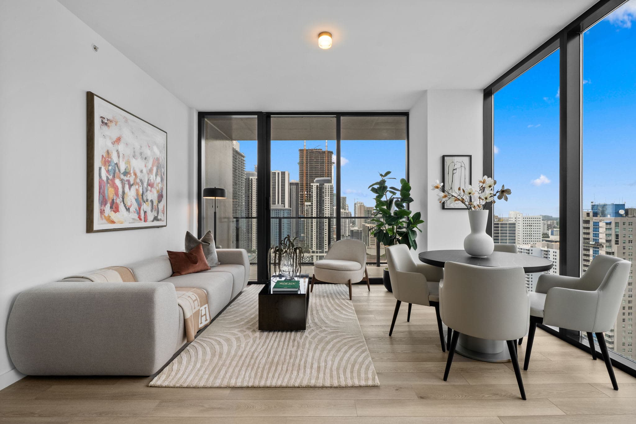 E11EVEN Skyline Suite 29th Floor with Rooftop Pool