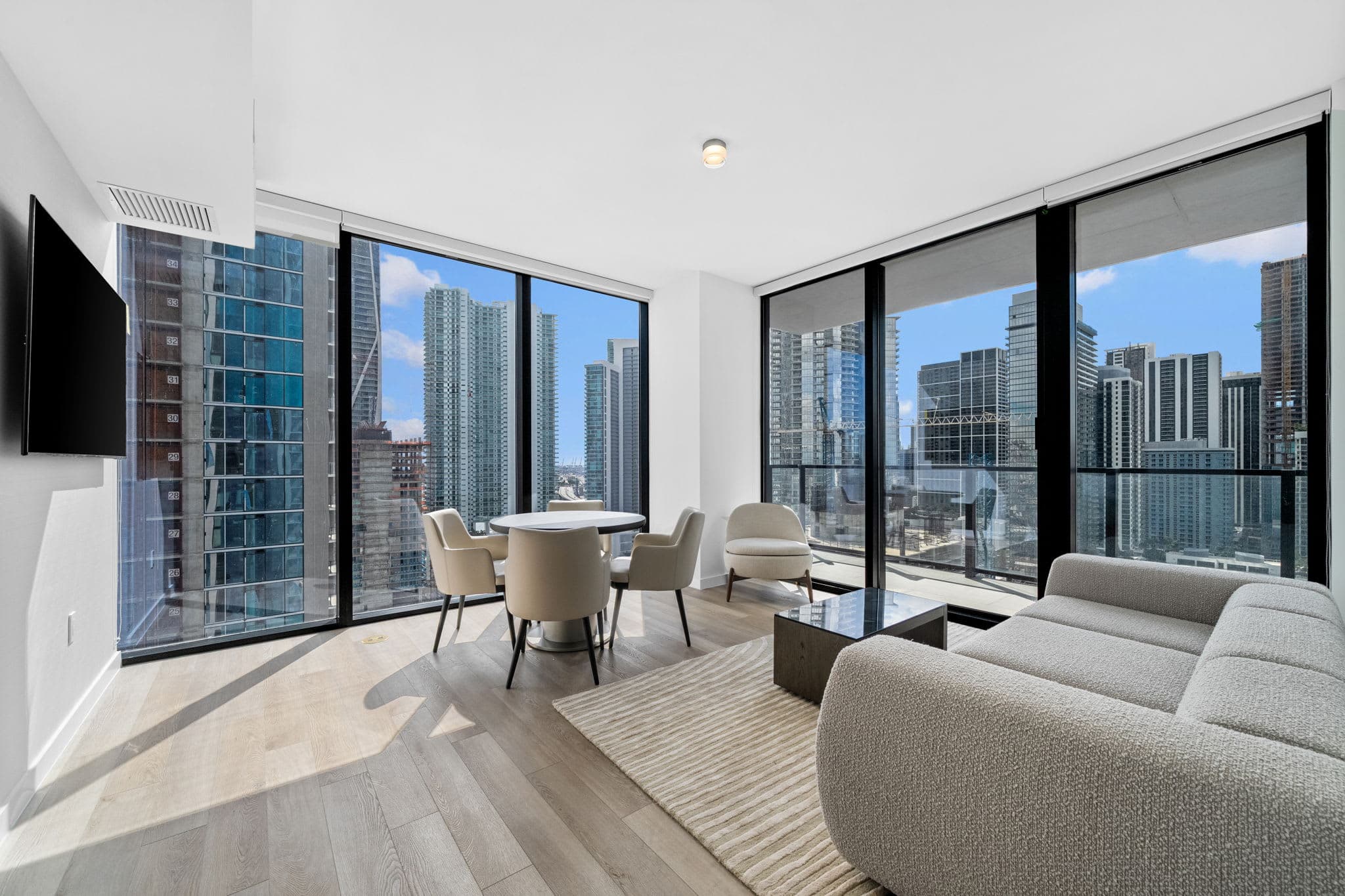 30th Floor Luxury Suite with Bay Views & Rooftop Pool