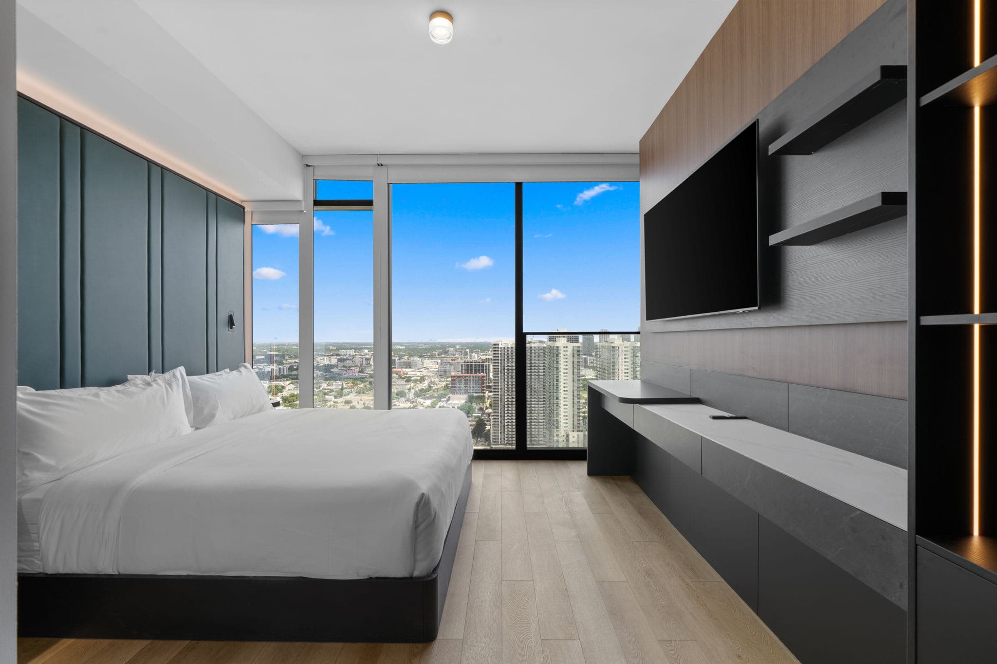 E11EVEN Studio Suite w/ Rooftop Pool City Views