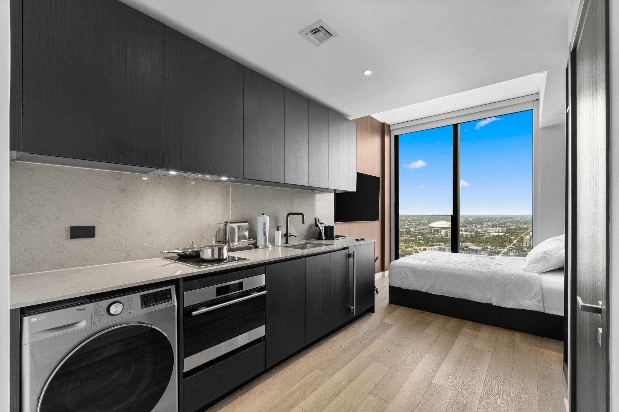 Luxury 49th Floor at E11EVEN with Rooftop Pool & Gym