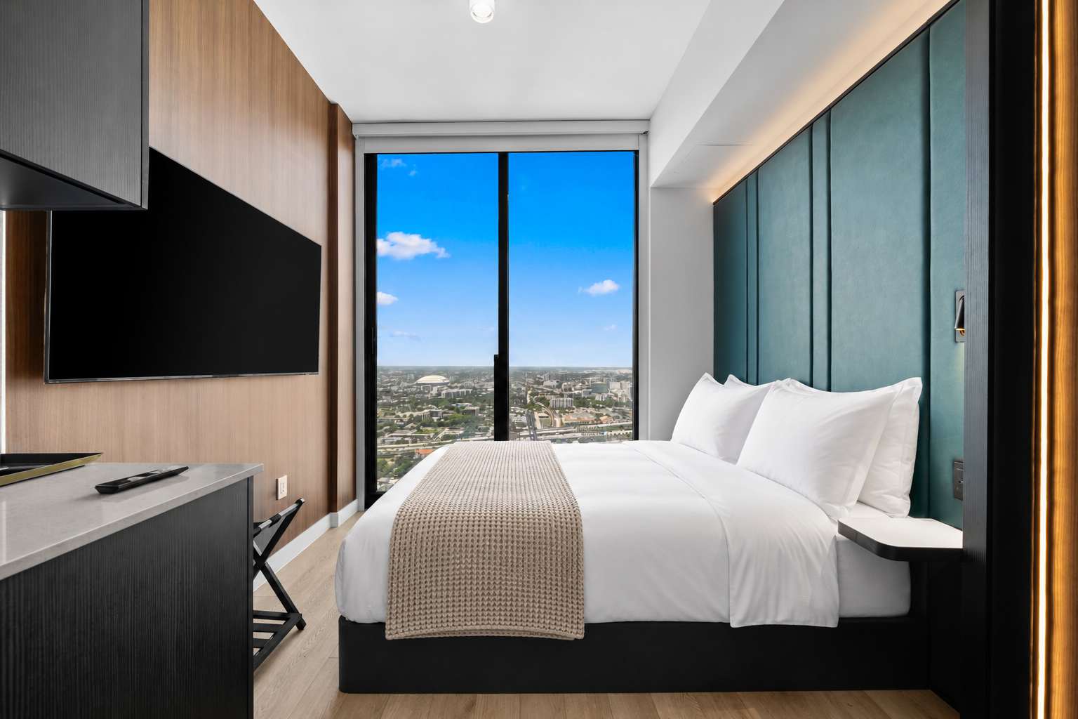 48th Floor E11EVEN | Skyline & Sunset Views